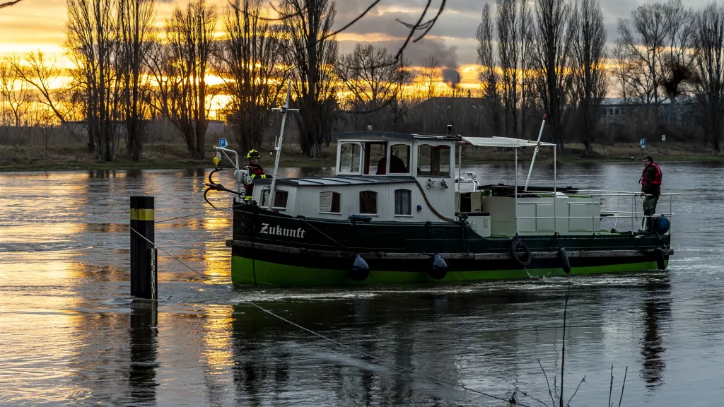Vyprošťování lodi v Litoměřicích