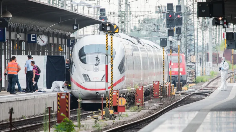 Na nádraží ve Frankfurtu srazil muž pod vlak ženu s dítětem