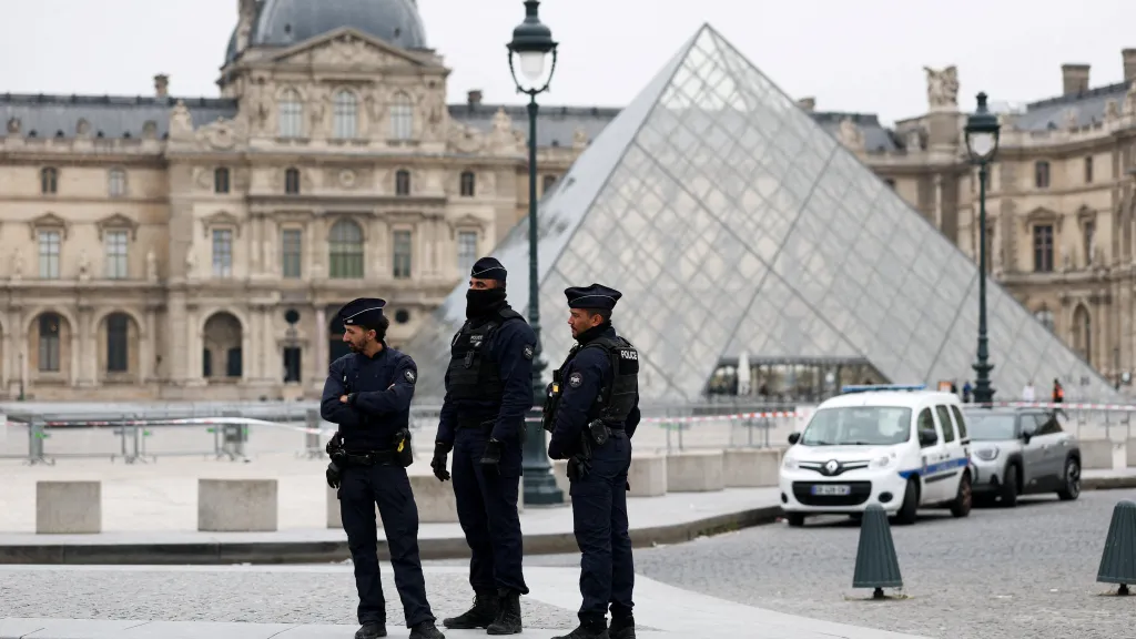 Policisté před Louvrem (19. října 2025)