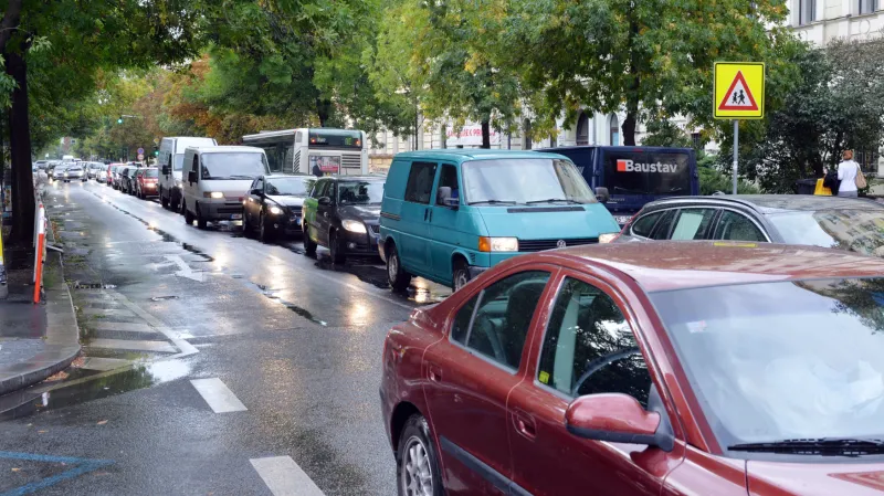 Nekonečné zácpy v Korunovační před semafory na Letenském náměstí jsou minulostí. Auta se ale přemístila do Svatovítské.