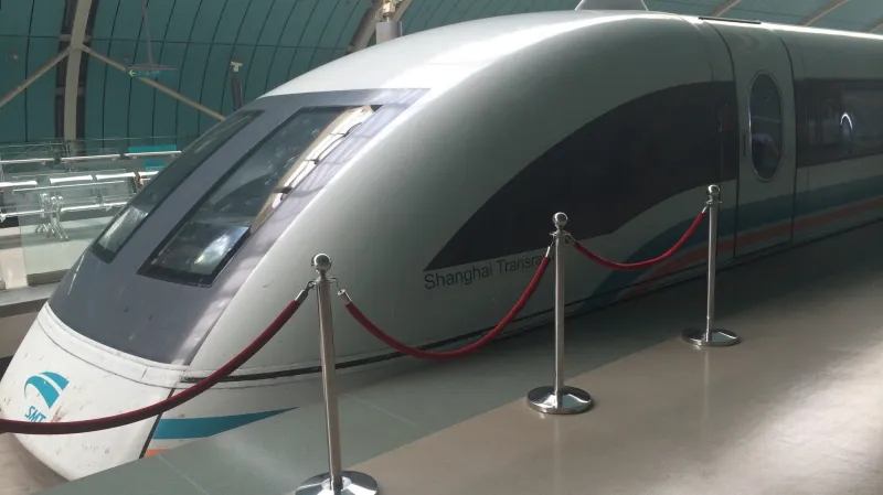 Futuristicky vyhlížející souprava Maglev