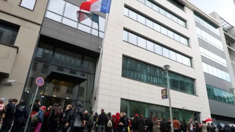 Stovky lidí se shromáždily před francouzským konzulátem v Berlíně