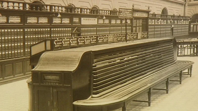 Centrální hala pošty na archivní fotografii