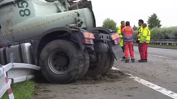 Nehoda kamionu na dálnici D2