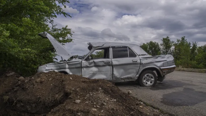 Opuštěná zničená volha u silnice nedaleko Luhansku na východě Ukrajiny