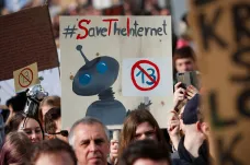 Lidé v evropských městech protestovali proti reformě autorských práv na internetu