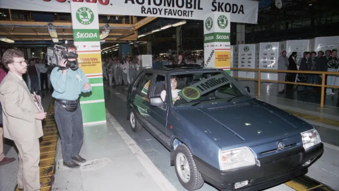 Miliontý vůz Favorit z a. s. Škoda Mladá Boleslav byl určen pro generálního importéra vozů značky Škoda ve Velké Británii (snímek z června 1994)