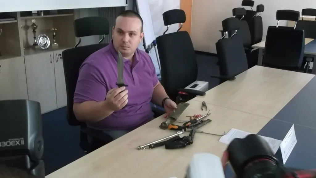 Policista ukazuje recidivistův nůž