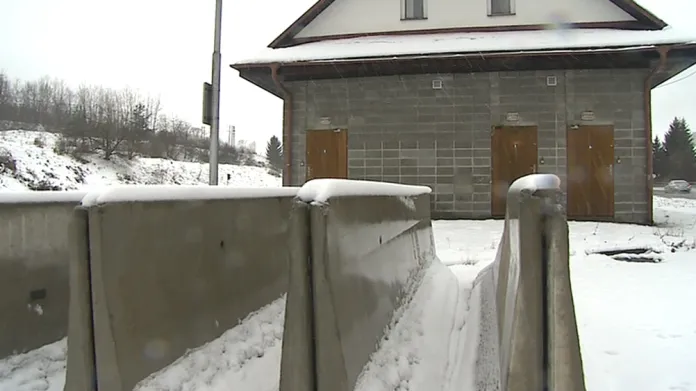 Schengenský prostor rozpustil hranice, na betonové zátarasy padá sníh
