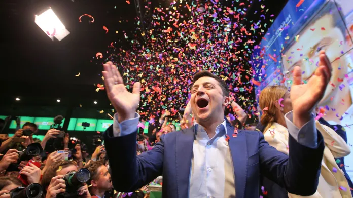 Volodymyr Zelenskyj oslavuje volební vítězství