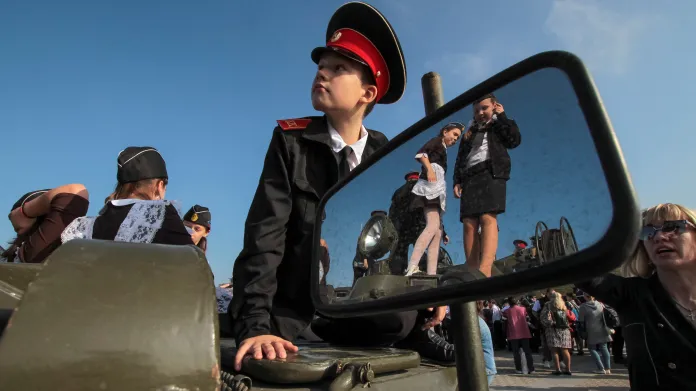 Přísaha nových příslušníků Mladé armády v okupovaném Sevastopolu