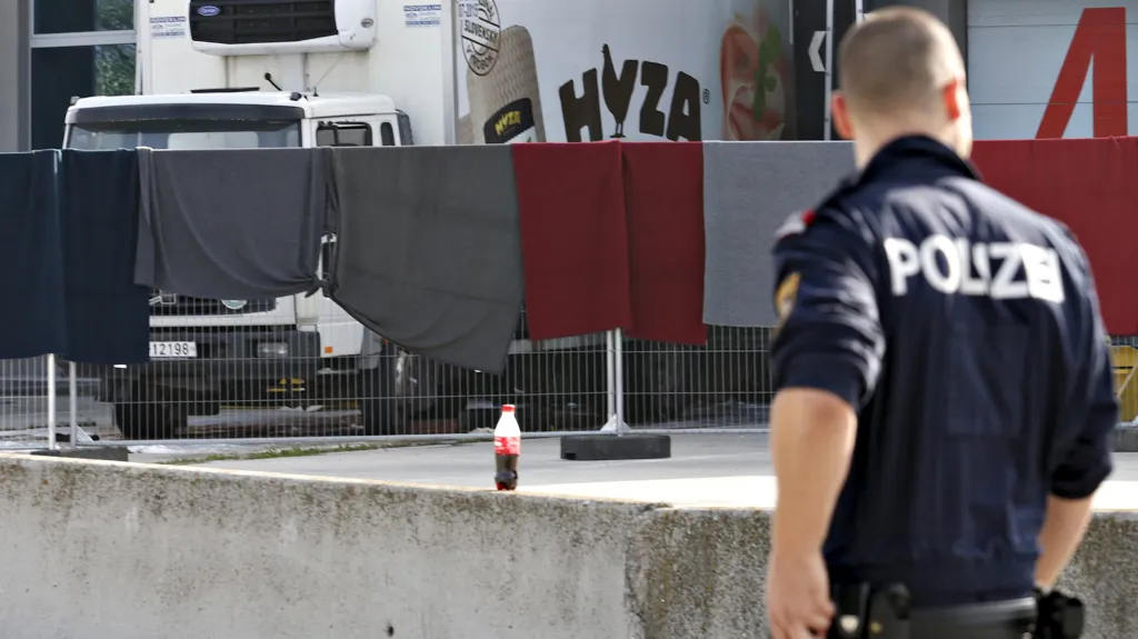 Rakouská policie vyšetřuje tragickou smrt 71 uprchlíků