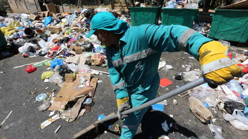 Ulice Bejrútu jsou už několik týdnů plné odpadků