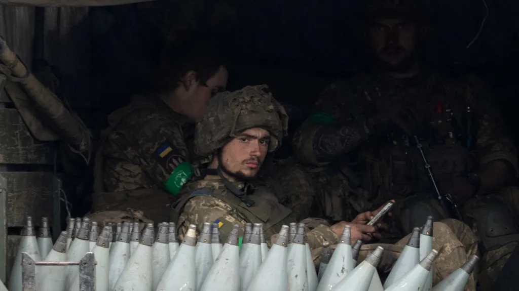 Ukrajinští vojáci na cestě k bojové frontě nedaleko Izjumu