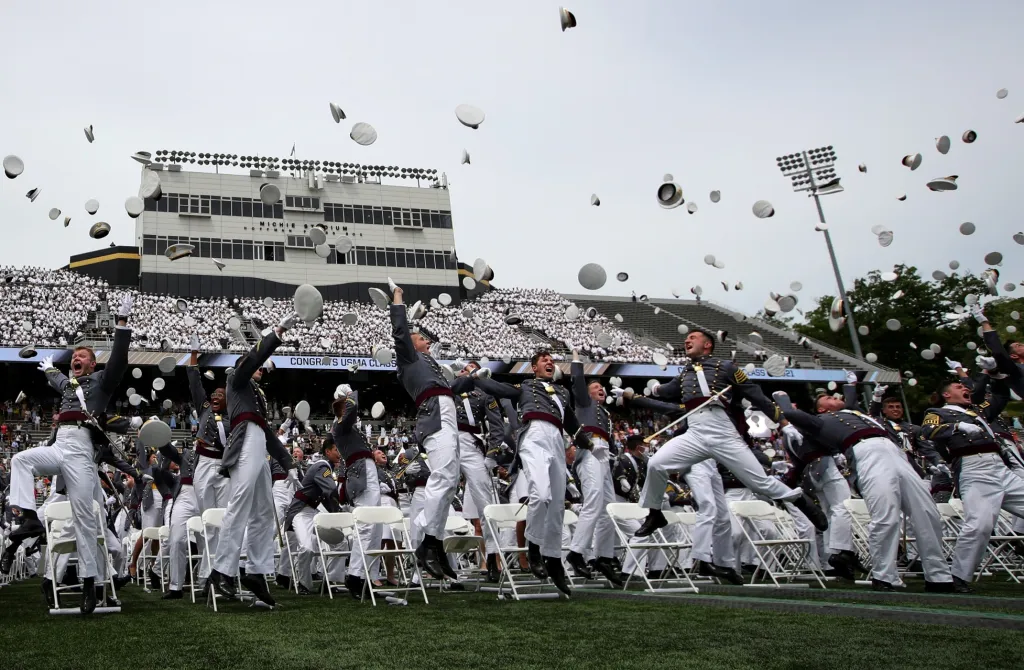 Absolventi West Pointu vyhazují do vzduchu své čepice na oslavu ukončení studia na této prestižní škole
