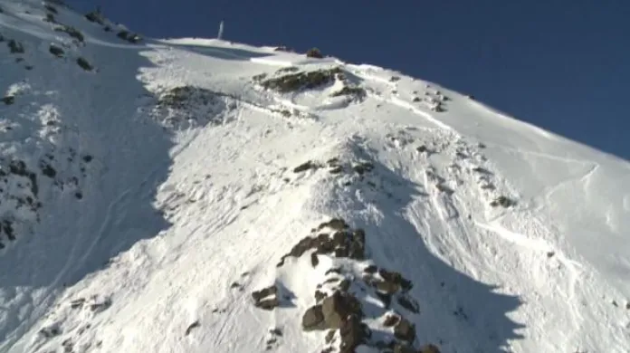 Pod lavinami v Alpách umírají lyžaři