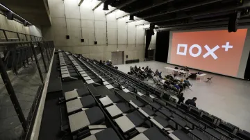 Multifunkční sál nazvaný DOX+ má kapacitu 450 až 700 návštěvníků a bude sloužit divadlu, tanci, hudbě či performancím.