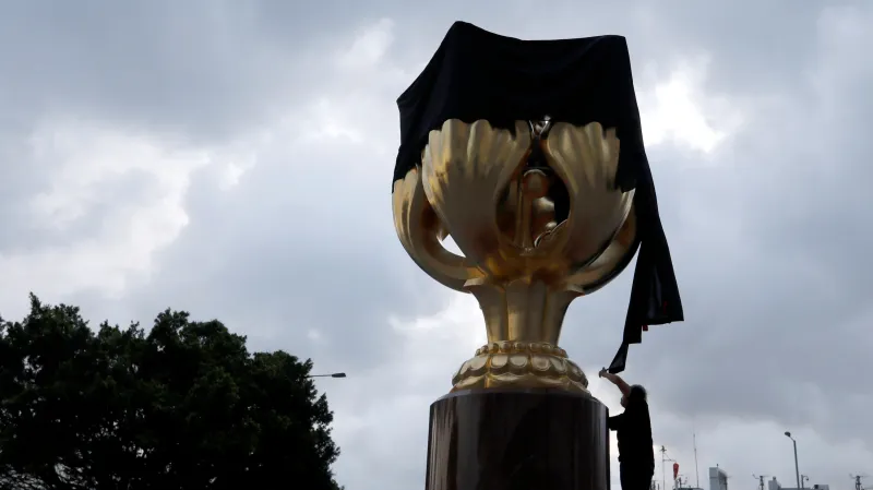 Černé sukno na soše v centru Hongkongu