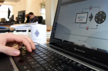 Ethereum sílí rychleji než bitcoin. Jeho zakladatelé se přou, zda digitální měny vydrží