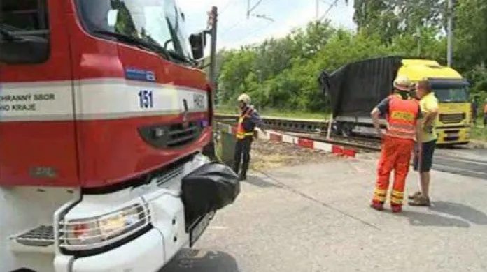 No comment: Srážka vlaku s kamionem zablokovala dopravu
