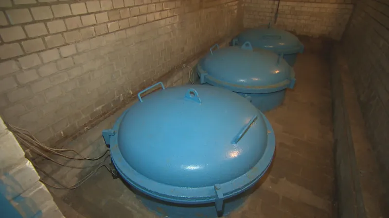 Nádoby se seismometry na Šumavě