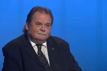 Testy mají také určit, kolik v sobě kdo nosí viru, říká senátor a kritik povinných roušek Jan Žaloudík