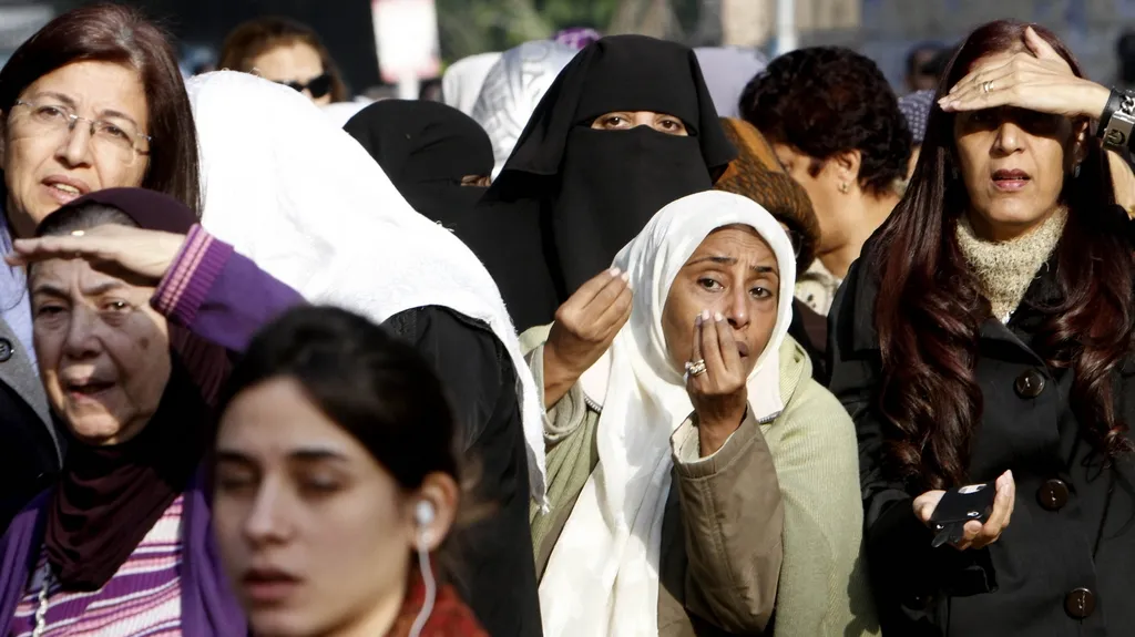 Egypťané stojí ve frontě na hlasování o nové ústavě