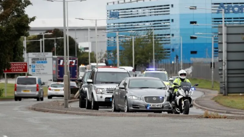 Kolona s premiérem Johnsonem opouští letiště Heathrow,  Autor: Peter Nicholls,  Zdroj: Reuters