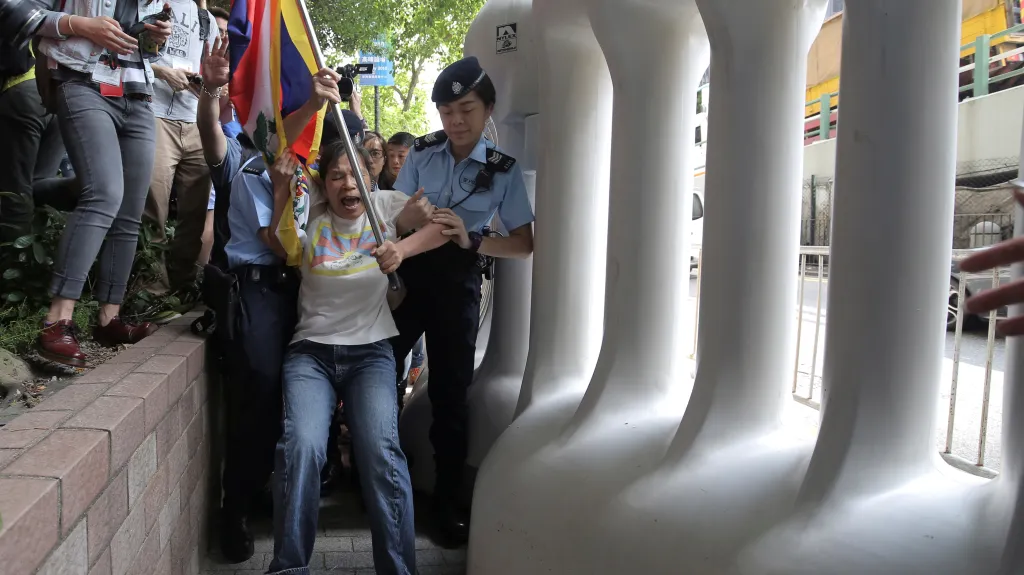 Protičínská demonstrantka v Hongkongu