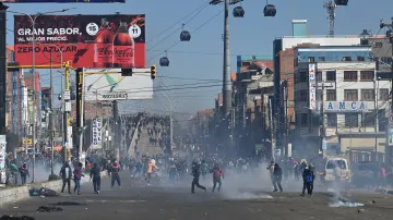 Protestující se střetávají s policií během demonstrace ve městě El Alto (16. května 2026)