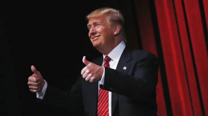 Události: Trump ani přes své skandály neztrácí přízeň voličů