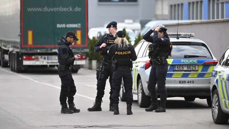 Policie v areálu průmyslové zóny, kde hořelo (20. března)