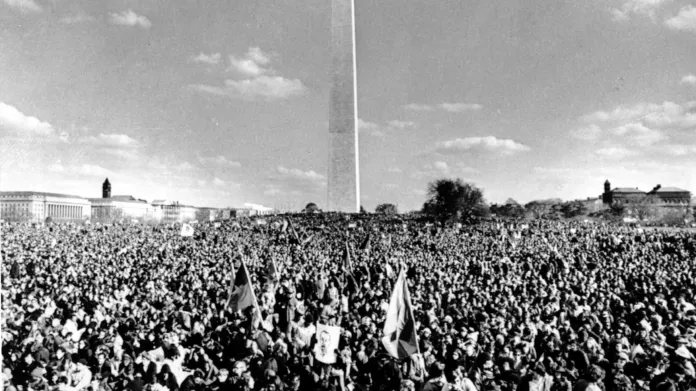 Demonstrace proti válce ve Vietnamu v listopadu 1969
