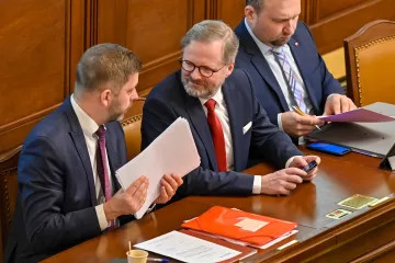 Opozice se pokouší vyslovit nedůvěru vládě. Poslanci diskutovali i po půlnoci