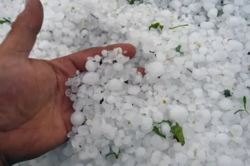 Po bouřkách zůstaly zatopené sklepy a mohutné kroupy. Na úklid je málo času, odpoledne bude zase bouřlivé