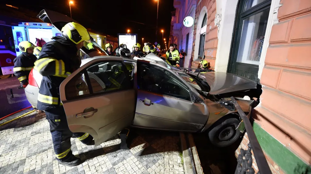 Nehoda tramvaje a auta v pražském Karlíně