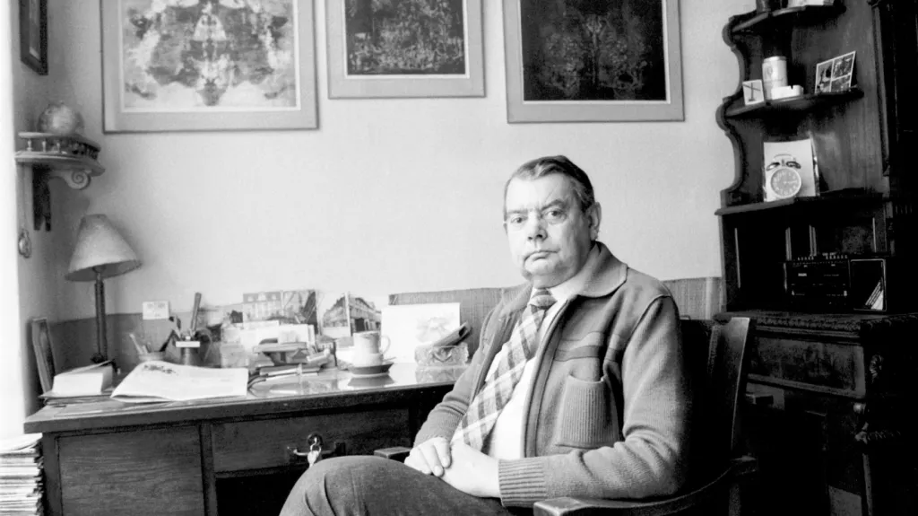 Karel Pecka ve svém bytě (1991)