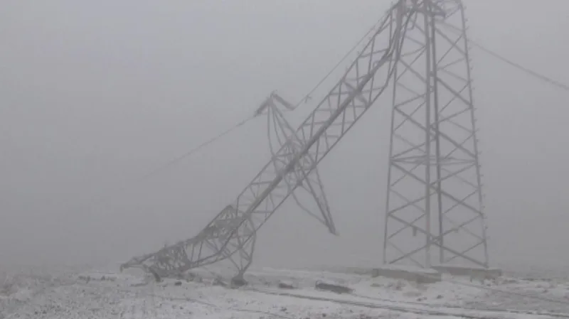 Prasklý sloup elektrického vedení