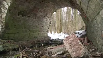 Z mostu odpadávají cihly