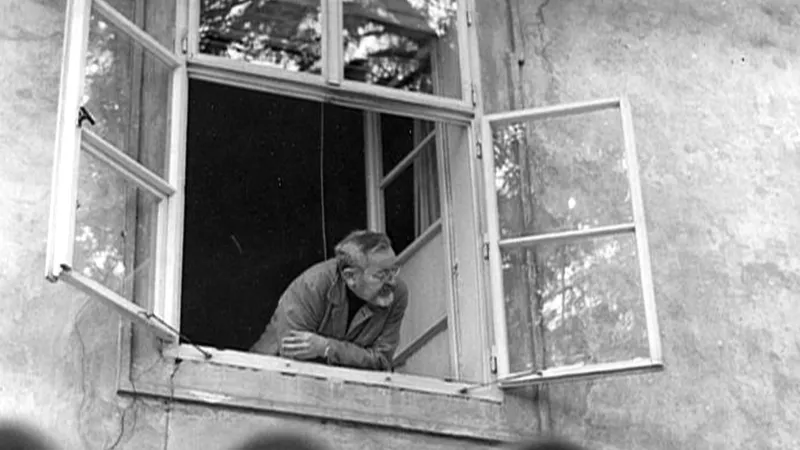 Ikonický snímek Jana Wericha v okně vily
