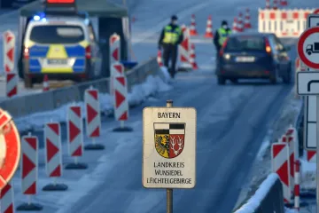 Pandemie ve světě: Norsko končí s AstraZenecou, Slovensko jí dál věří. Británie prošetří postup vlády