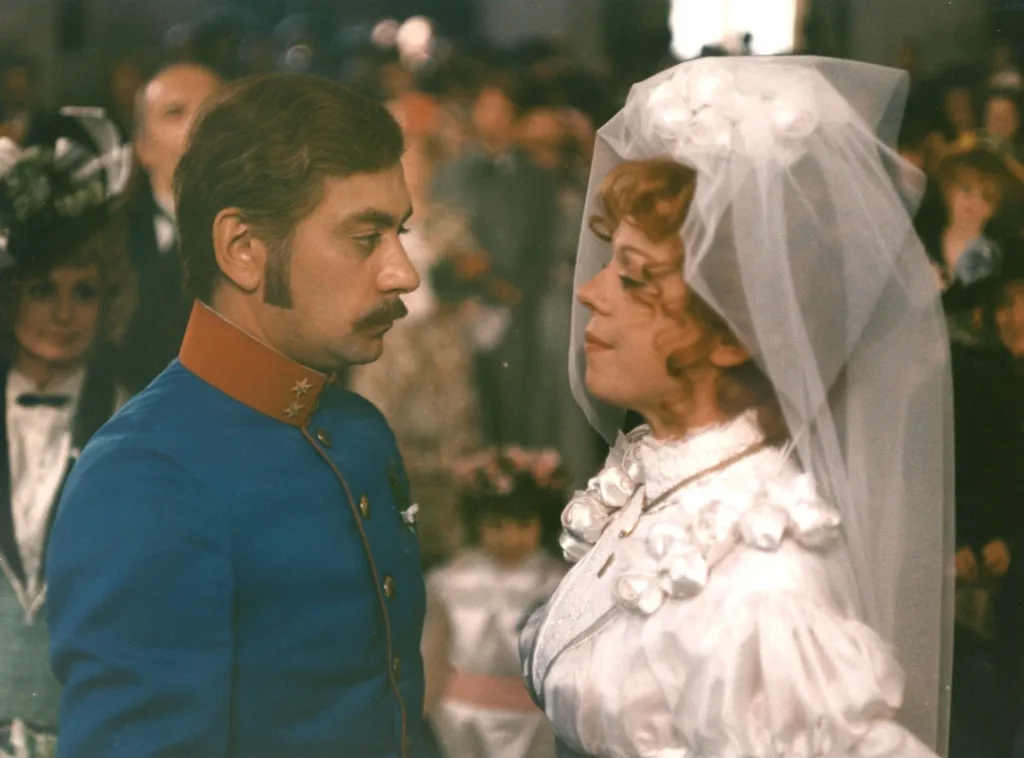 Sugestivní filmové drama Petrolejové lampy (1971) natočil Juraj Herz podle stejnojmenného románu Jaroslava Havlíčka. Ivu Janžurovou obsadil do hlavní role poněkud extravagantní Štěpy z maloměšťácké rodiny. Před osudem staré panny ji zachrání sňatek se vzdáleným příbuzným, důstojníkem, jehož ale dostihne nákaza syfilis. Toho hrál Petr Čepek