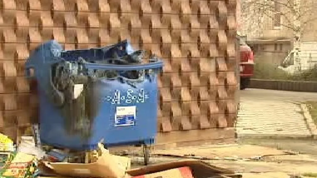 Ohořelý kontejner na odpadky