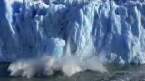 Úlomek ledovce Perito Moreno při procesu nečekaného prasknutí během zimy na jižní polokouli v patagonské provincii Santa Cruz, jižní Argentina, 2008. Perito Moreno je se svými 250 čtverečními kilometry součástí národního parku Los Glaciares na seznamu světového dědictví UNESCO.