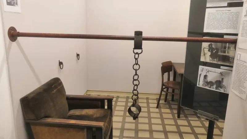 Výslechová místnost pražského gestapa v současné expozici