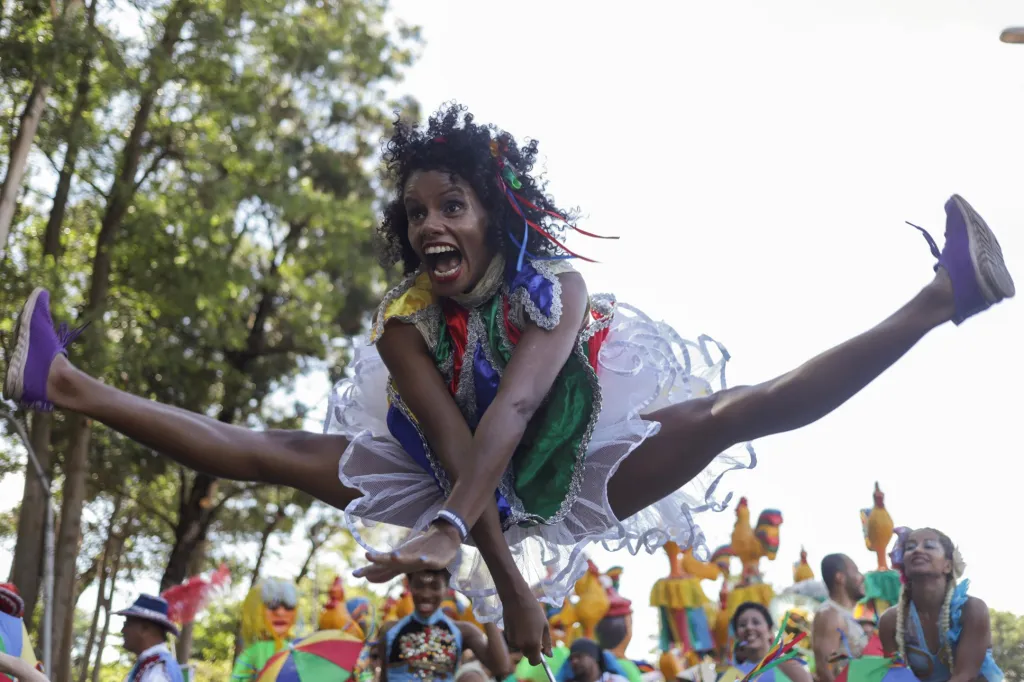 Brazílie se však koronaviru nebojí. V Sao Paulu se sešly tisíce účastníků na karnevalu Galo da Madrugada