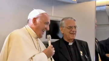 Papež František během brífinku na palubě letadla