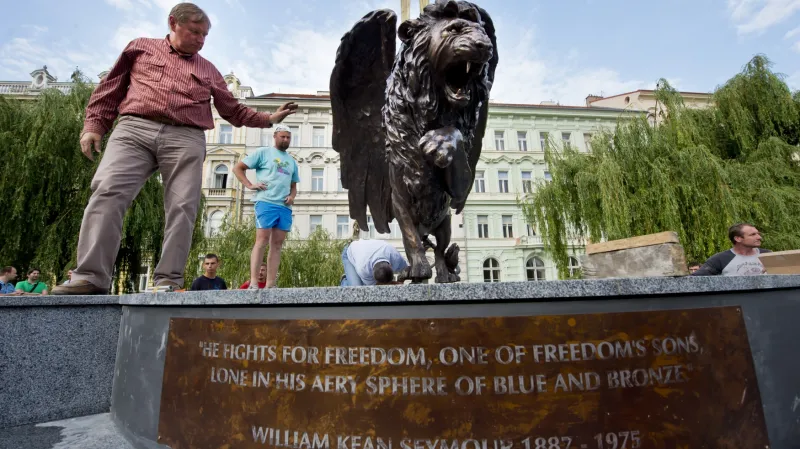 Památník československým letcům na pražském Klárově