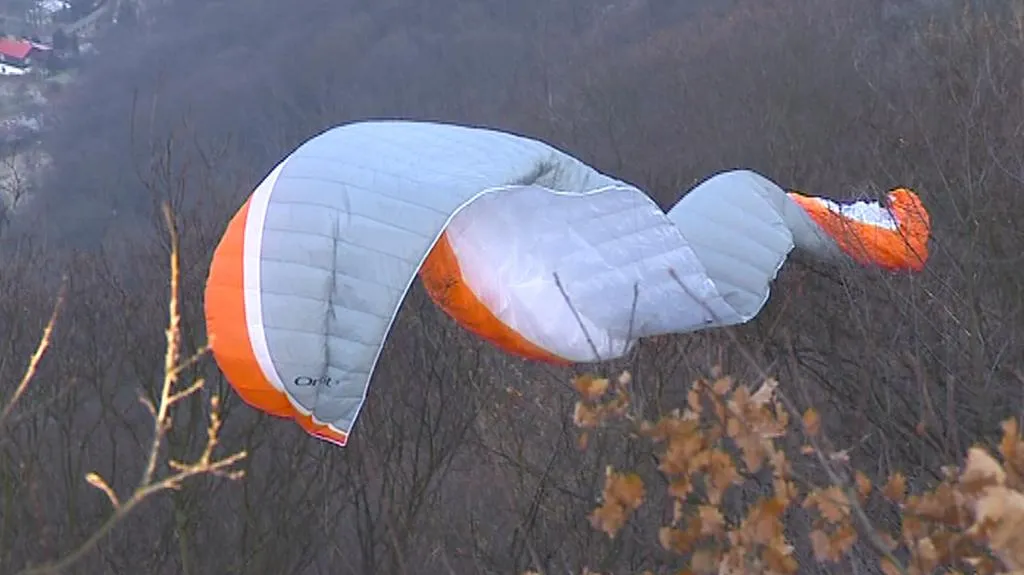 Paraglidista uvízl v Ústí nad Labem na stromě