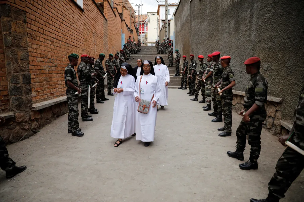 I přesto, že na Madagaskaru nedochází z náboženských důvodů k potyčkám, celou návštěvu doprovázela zvýšená bezpečnostní opatření.